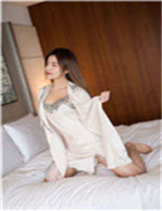 《金瓶梅3正在播放-男生晚上脱美女的衣服》
