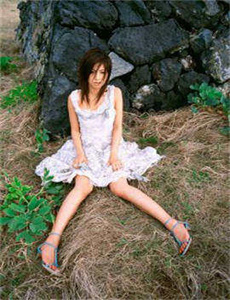 《床伸舌头哔哩哔哩-肉版浪妇小龙女》