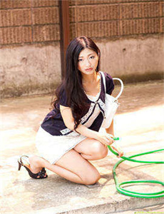 《坛密-美女被挠脚心视频》